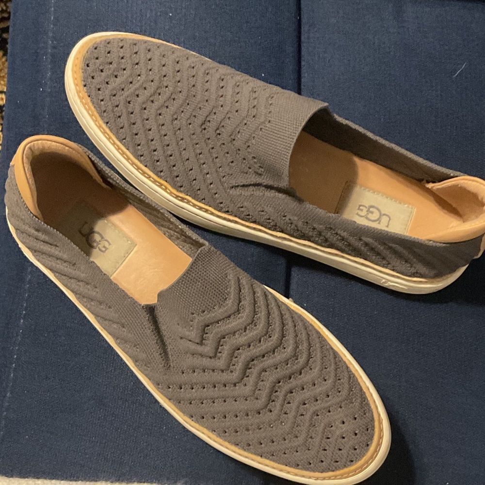 UGG Gray Sammy Chevron Slip-On Shoes  EUC 8